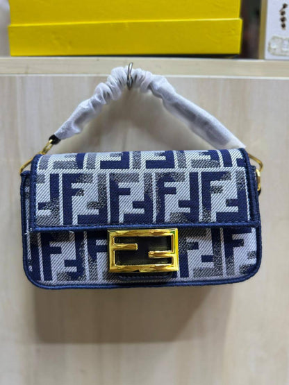 🌟Fendi Small baguette
1️⃣First quality +🎁
Size : 20 * 10 cm
85 dhs🪙🌨️
with box🎁

Zain115
♥️♥️♥️