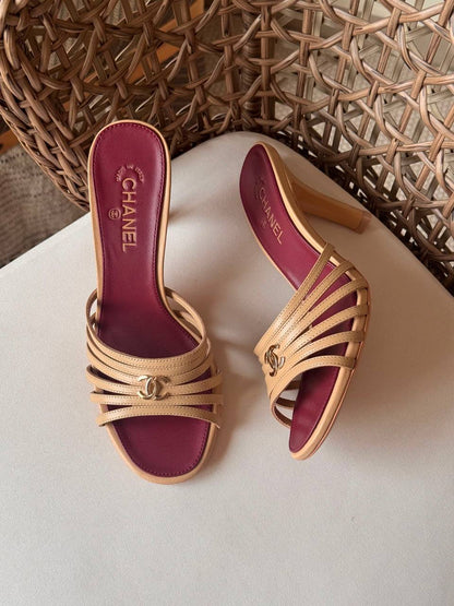 CHANEL 
✨ New Collection
👠 36–41
💎 Premium Quality
🔥 Super Master
450 dhs✅

Zain198
♥️♥️♥️