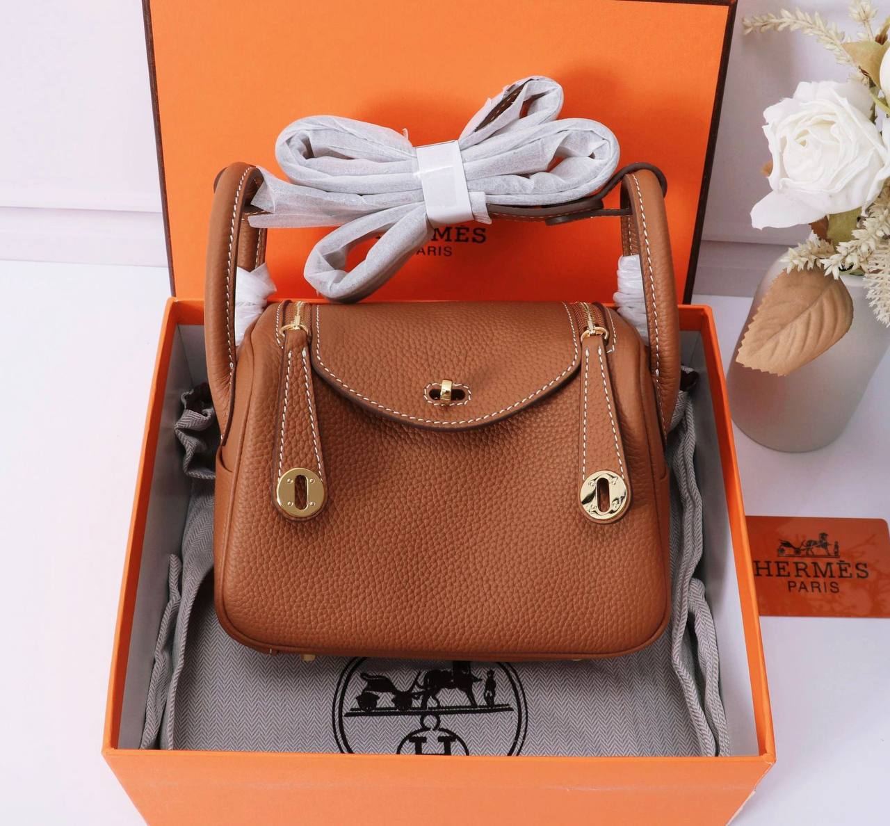 HERMES LINDY 
COPY ONE  
NEW CAME 
WITH BOX 
🎁🎁🎁

220 dhs🪙
 (leather)……
SIZE: MINI 18 cm

Zain39
♥️♥️♥️