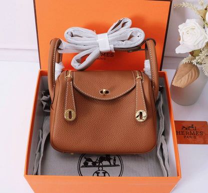 HERMES LINDY 
COPY ONE  
NEW CAME 
WITH BOX 
🎁🎁🎁

220 dhs🪙
 (leather)……
SIZE: MINI 18 cm

Zain39
♥️♥️♥️