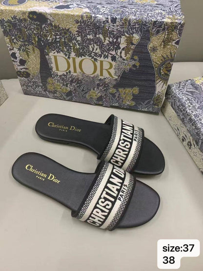 🎉Discount 💗 Dior / Hermes slipper
Limit Stock ⛔️
Size : 37-40 
70 dhs🪙💕
with box +🎁

Zain115
♥️♥️♥️