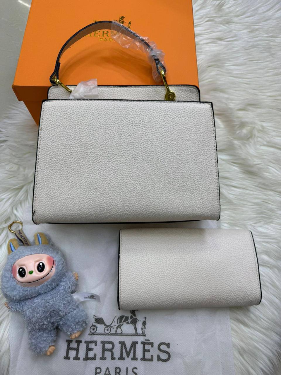 💞 Hermes 2 in 1
1️⃣ First quality ＋🎁
Size : 25 * 13 * 16 cm
95 dhs🇦🇪
with box🎁

Zain115
♥️♥️♥️