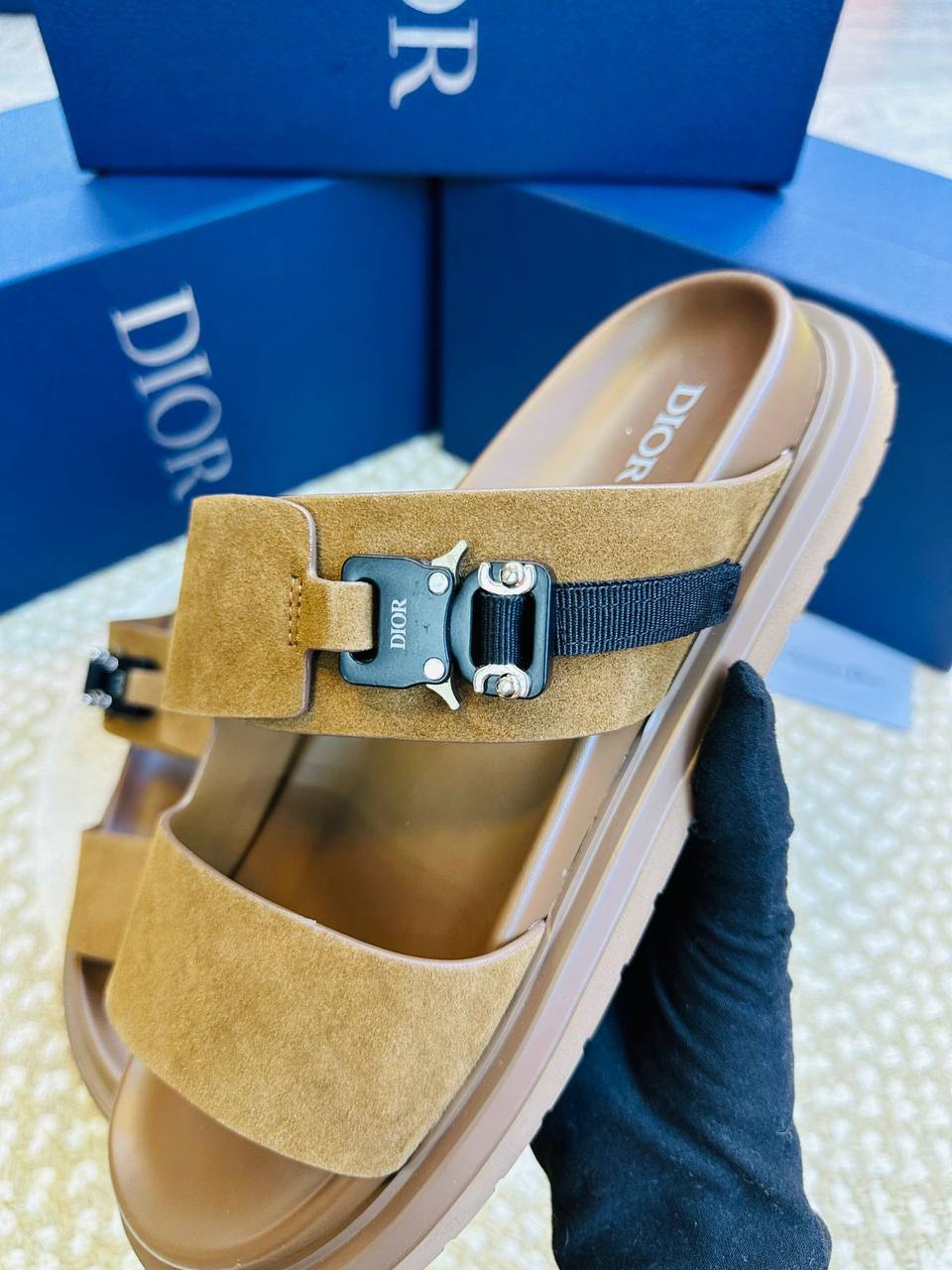Slippers
High quality 
size 40-46 
200 dhs🪙🌨️

Zain132
♥️♥️♥️