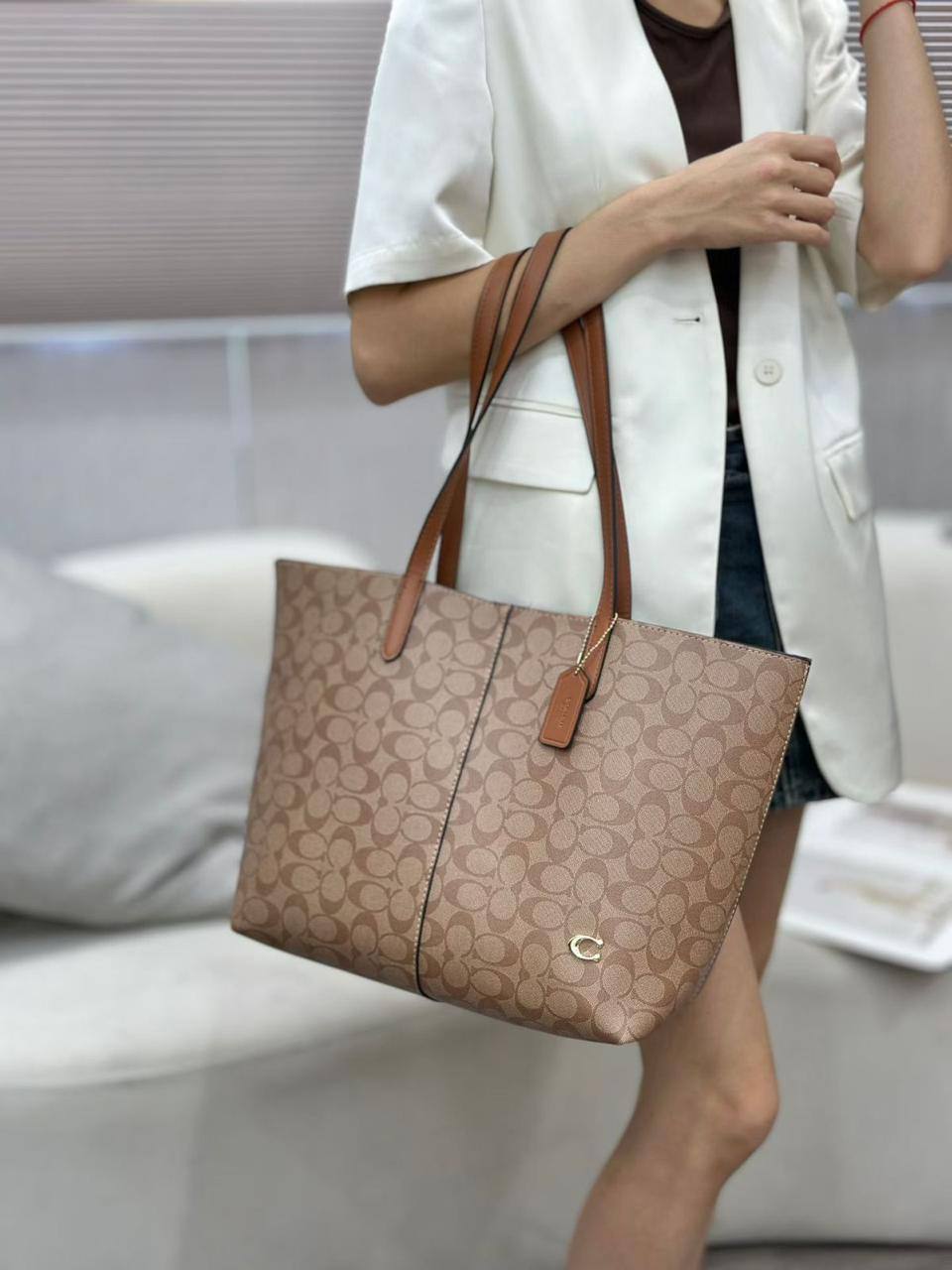 💞 Coach tote 2 in 1
1⃣️ First quality 
Size: 32 * 30 * 15 cm
90 dhs💚

Zain115
♥️♥️♥️