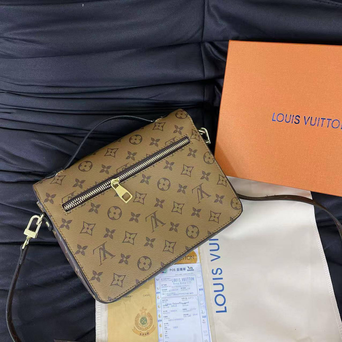 LV

25*19*8 cm

With box
95 dhs🇦🇪🇦🇪
Zain17
♥️♥️♥️