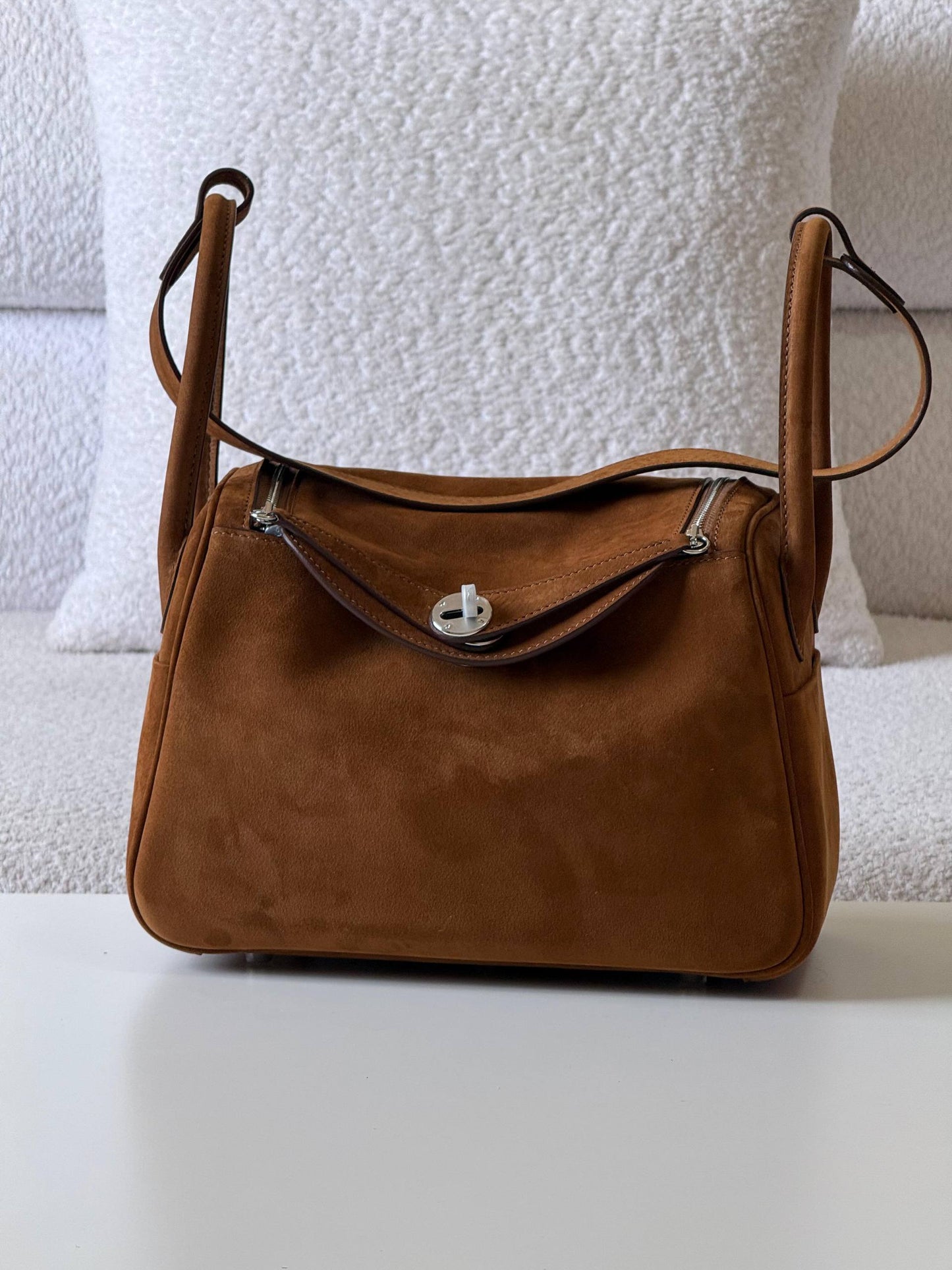 Hermes
lindy 26cm💥Master quality ✅with box📦
610 dhs❣️

Zain52
♥️♥️♥️