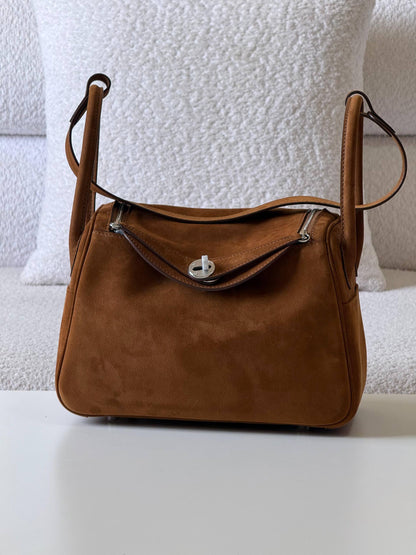 Hermes
lindy 26cm💥Master quality ✅with box📦
610 dhs❣️

Zain52
♥️♥️♥️