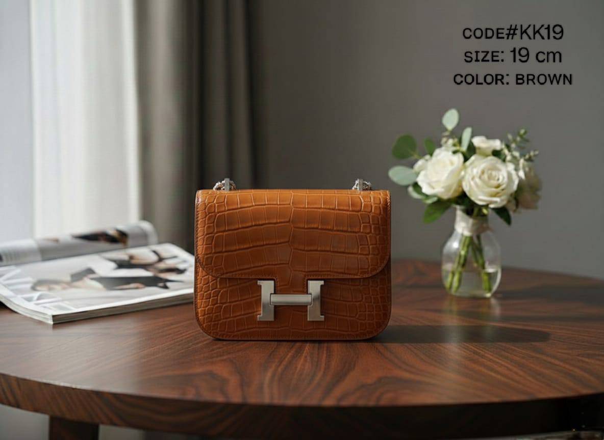 HERMES ᴄᴏɴsᴛᴀɴᴄᴇ
ᴄʀᴏᴄᴏᴅɪʟᴇ ɢʟᴏssʏ ʟᴇᴀᴛʜᴇʀ
sɪʟᴠᴇʀ ʜᴀʀᴅᴡᴀʀᴇ
ᴡɪᴛʜ ʟᴏɴɢ ʙᴇʟᴛ sᴛʀᴀᴘ
sɪᴢᴇ: 19 cm

ᴡɪᴛʜ BOX
🎁🎁🎁

95 dhs🇦🇪

Zain31
♥️♥️♥️