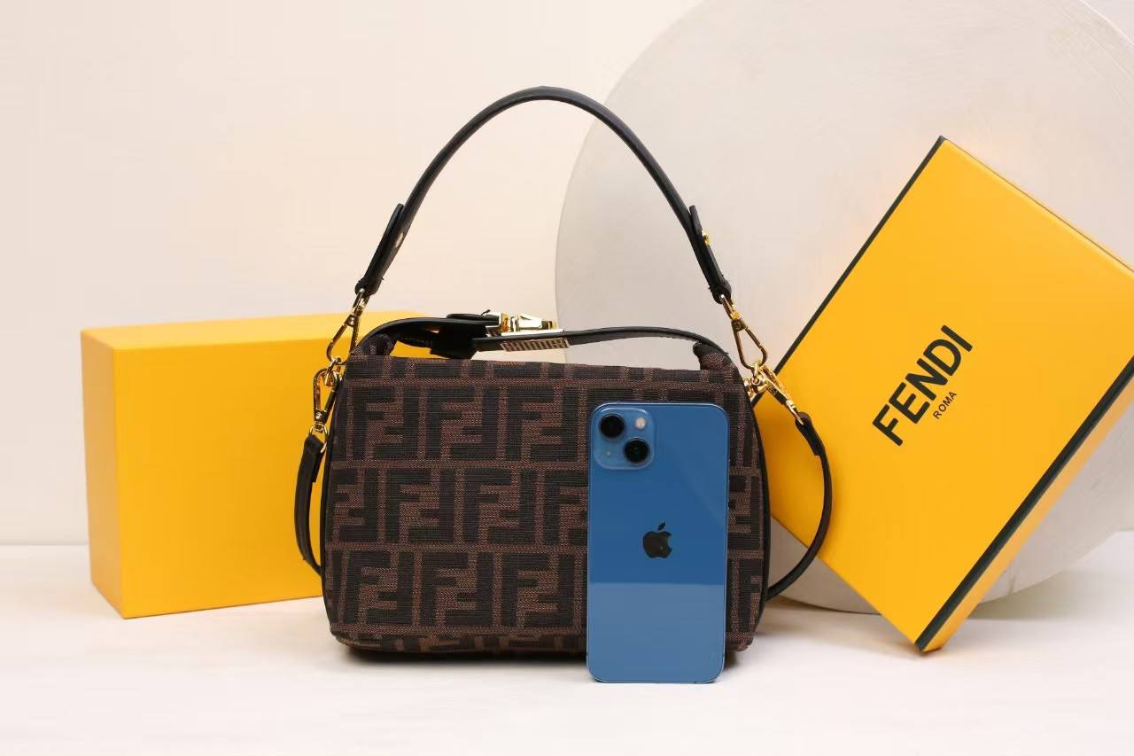 Fendi
100 dhs✅
Size：15CM
Good-quality with box

Zain35
♥️♥️♥️