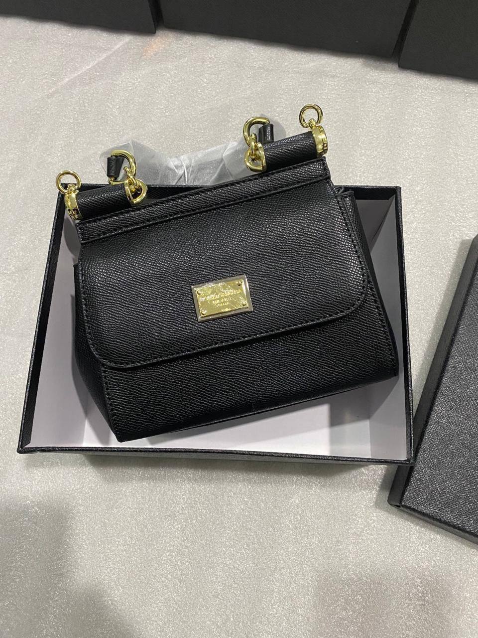 D&G

with box
🎁🎁🎁

100 dhs🪙🌨️

Zain143
♥️♥️♥️
