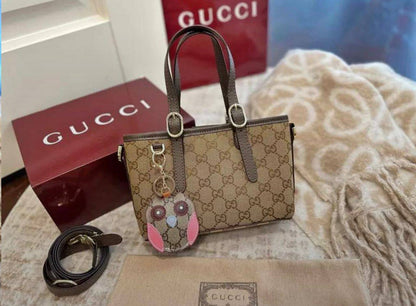 Gucci
100 dhs🇦🇪

SIZE：22cm

With the box
🎁🎁🎁

Zain35
♥️♥️♥️