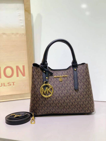 MK
100 dhs💓
SIZE：22cm
Good-quality 

with box
🎁🎁🎁

Zain35
♥️♥️♥️