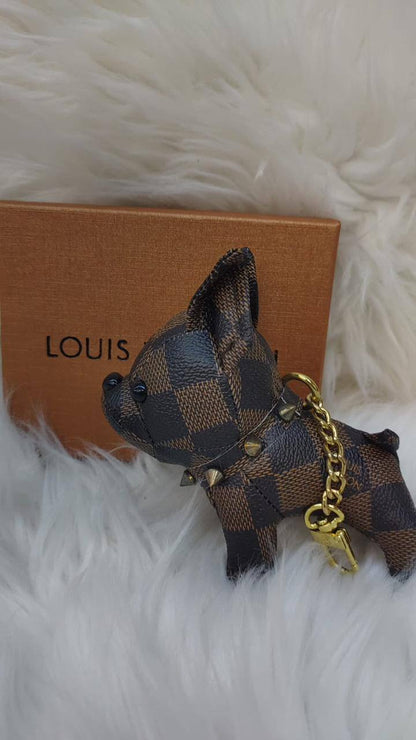 LV key holders & bags charm accessories
All sizes price 
55 dhs✅

Zain88
♥️♥️♥️