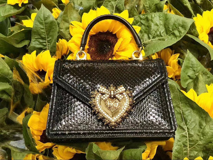 D&G
115 dhs❣️
SIZE：20cm
GOOD quality 

with box
🎁🎁🎁

Zain35
♥️♥️♥️