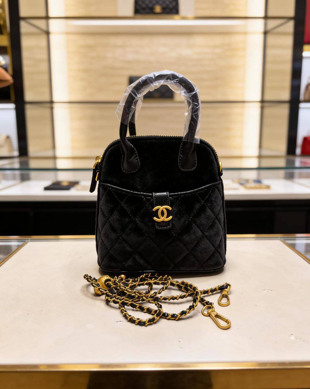 Chanel
110 dhs✅
with box
Size:18.5/718

Zain07
♥️♥️♥️