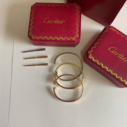 Cartier Set❤️‍🔥*
Bangle 🐦‍🔥
Master quality 💯
Size available 👇
16,17,18,19
One piece 
With normal boxes 📦 
45 dhs💚
With master box 🗃️ 
75 dhs💚

Zain216
♥️♥️♥️
