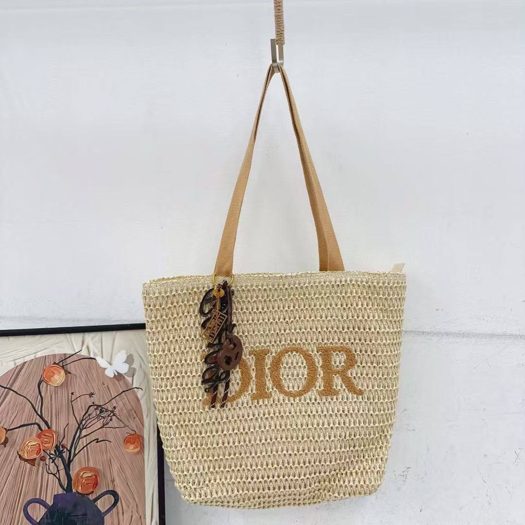 DIOR  
Size  28×11×32m
100 dhs🇦🇪🇦🇪

Zain04
♥️♥️♥️