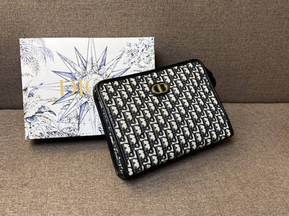 Goyard
70 dhs✅
with box
🎁🎁🎁

25cm

Zain26
♥️♥️♥️