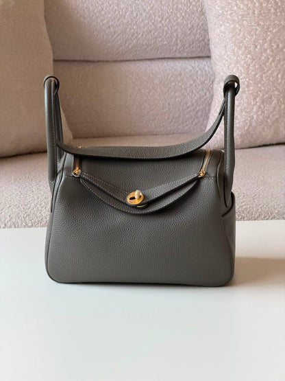 Hermes Lindy 26cm💕master quality😍with box❤️
390 dhs🇦🇪🇦🇪

Zain52
♥️♥️♥️
