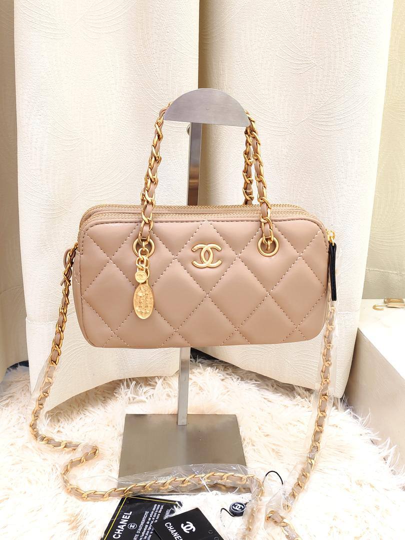Chanel

90 dhs🪙 
with box 
🎁🎁🎁

high quality  

21cm

Zain26
♥️♥️♥️