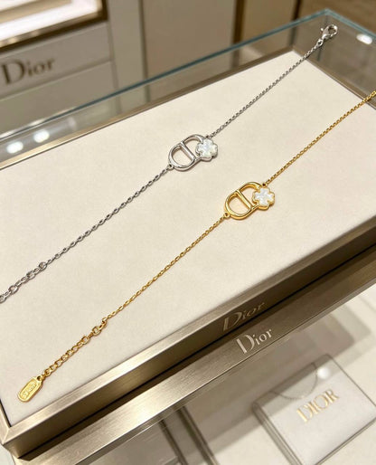 Dior ❤️‍🔥*
Necklace ✨
Earring 🦋
Bracelet 💥
Master quality 💯
With normal boxes 🗃️ 
120 dhs✅
With master box 📦 
130 dhs✅

Zain216
♥️♥️♥️