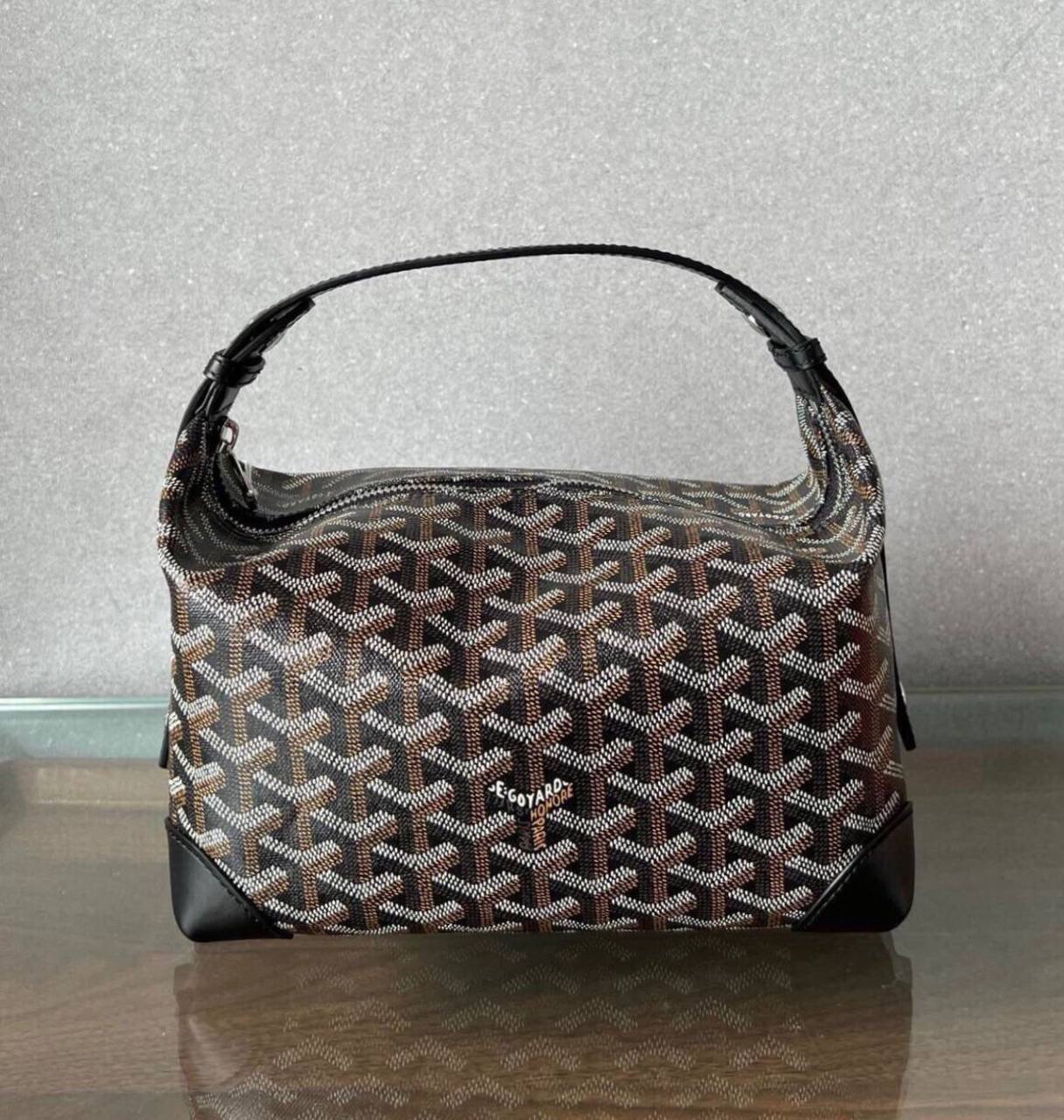 Goyard 

new came good quality with box 🎁🎁🎁

115 dhs✅
Size : 25cm

Zain39
♥️♥️♥️