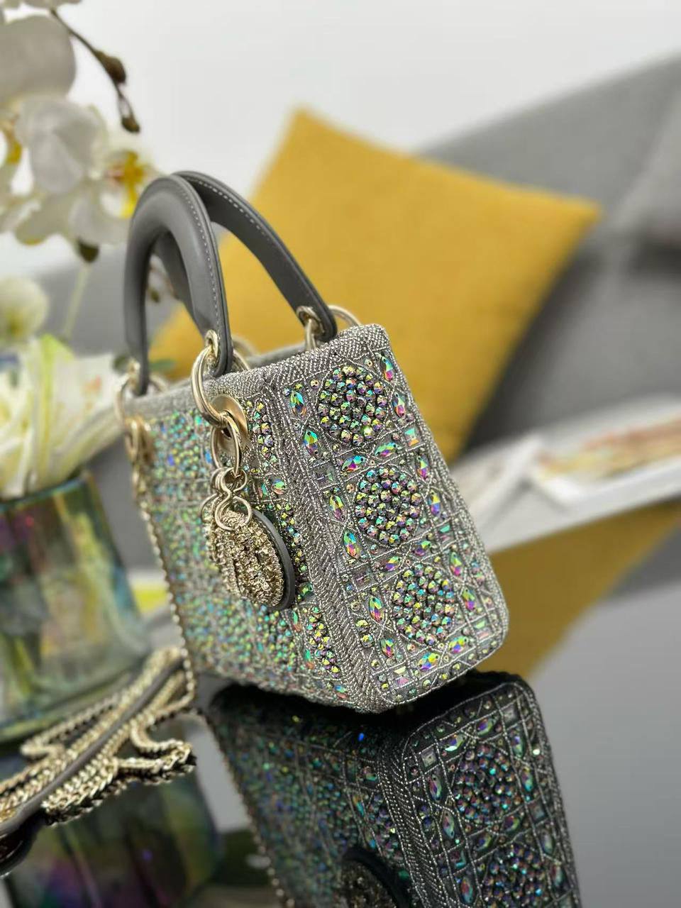 *Lady Dior Small Gray Metallic-Calfskin And Satin With Bead Embroidery✅*
*Size 17 cm*
For Price 👇 WTSP Text Zain 0568585901

Zain274
♥️♥️♥️