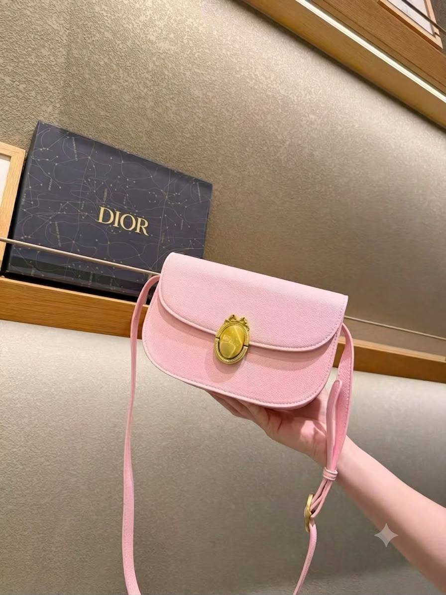 DIOR

Best quality 
with box
105 dhs🇦🇪

size23CM

Zain290
♥️♥️♥️