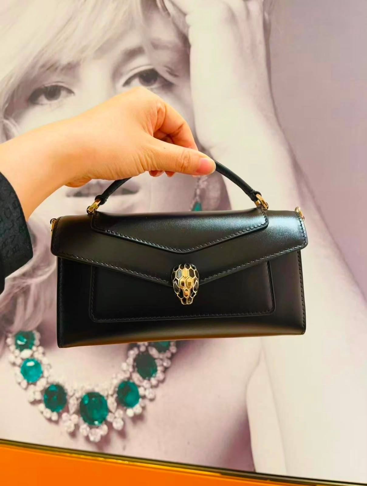 Bvlgari
105 dhs✅
Size：19CM
Good-quality with box

Zain35
♥️♥️♥️