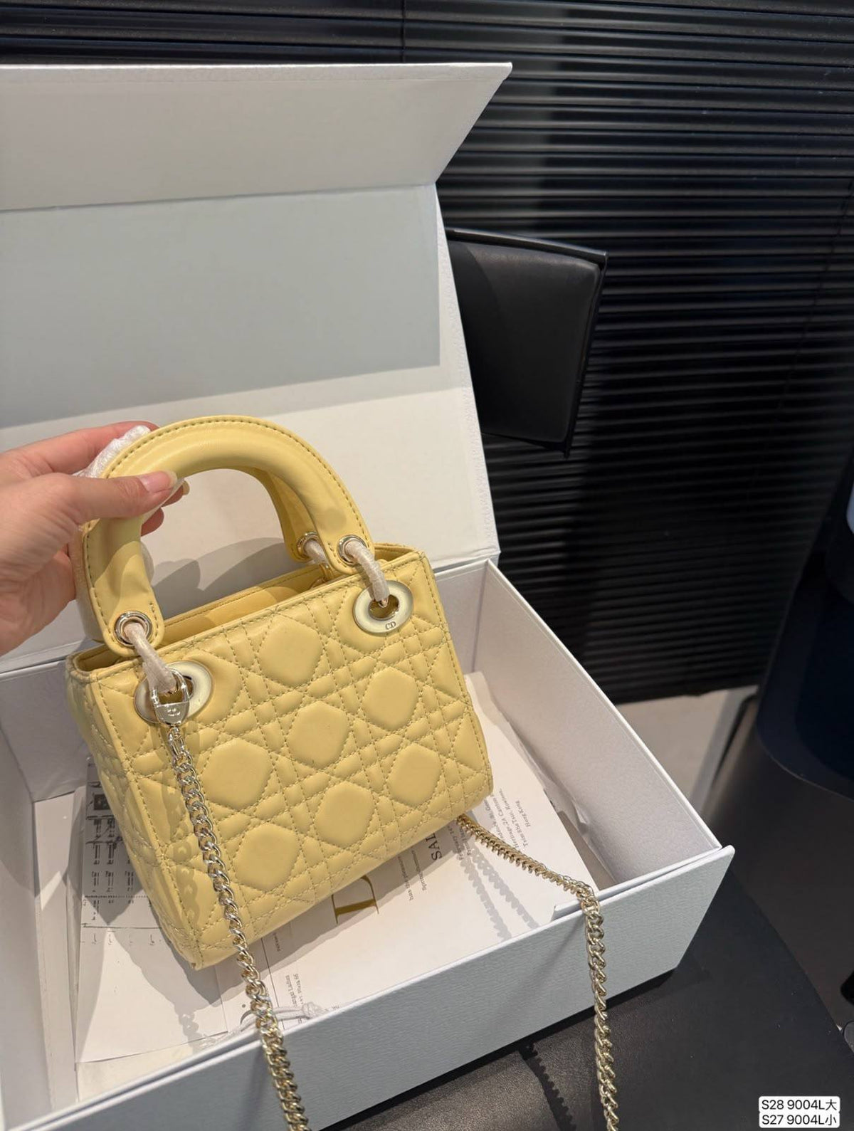 Dior

17Cm 
With Box
280 dhs🇦🇪🇦🇪

Zain131
♥️♥️♥️