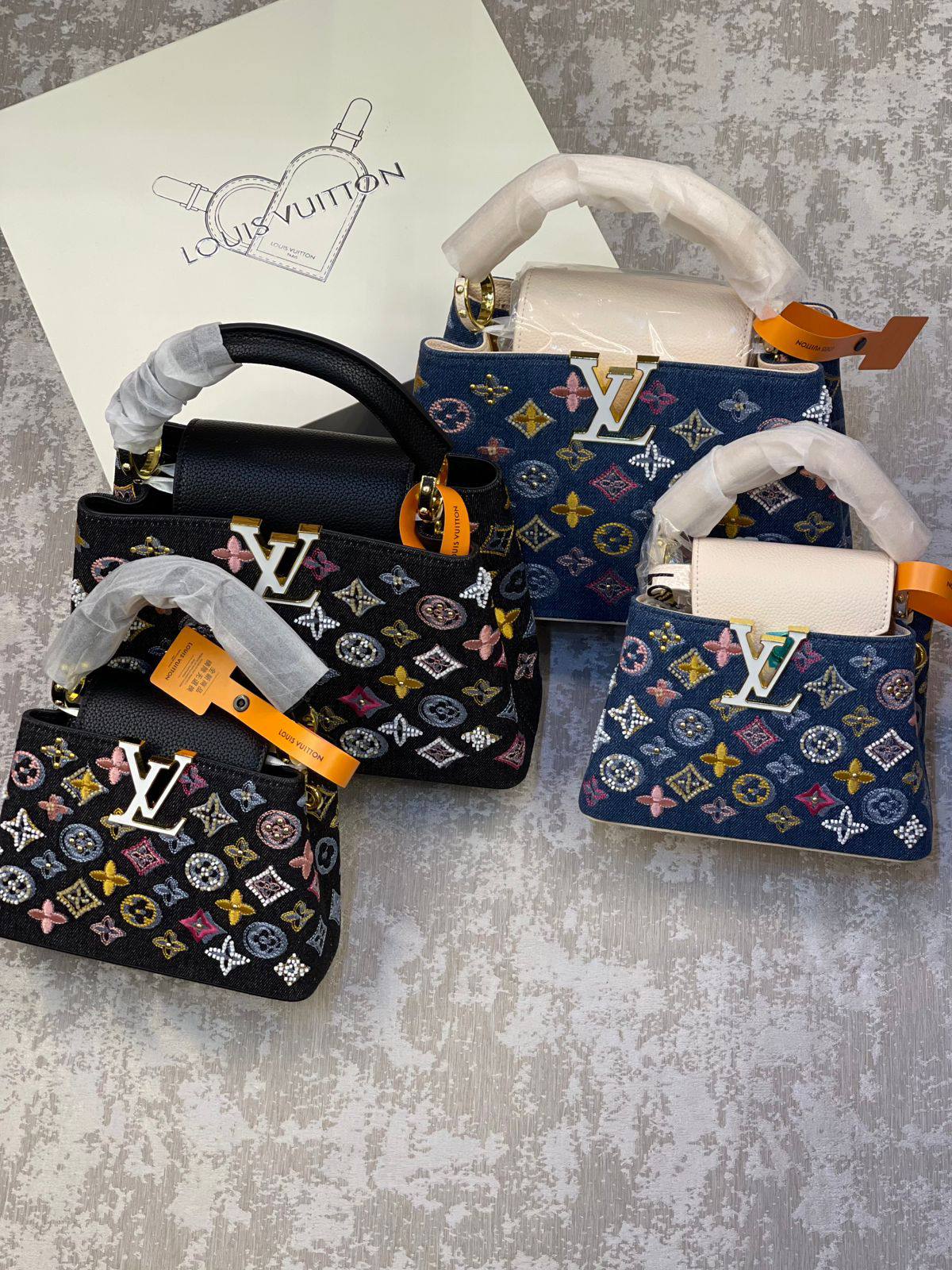 LV

with box 
🎁🎁🎁

Small 
340 dhs❣️
Big 
350 dhs❣️

Zain175
♥️♥️♥️