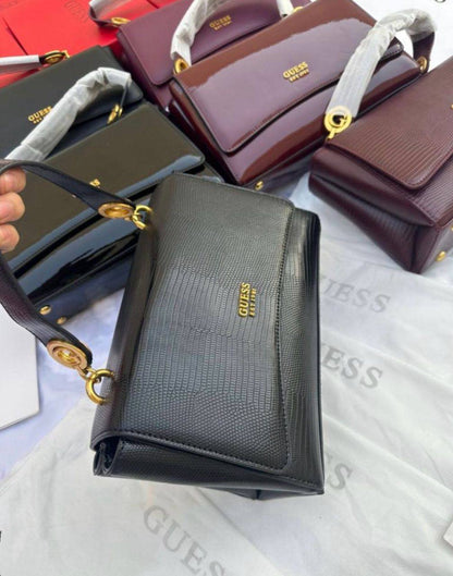 Guess
95 dhs❤️
SIZE：24cm
good quality  

with box
🎁🎁🎁

Zain35
♥️♥️♥️