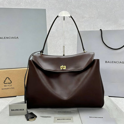 BALENCIAGA 
HIGH QUALITY 
140 dhs✅

Zain295
♥️♥️♥️