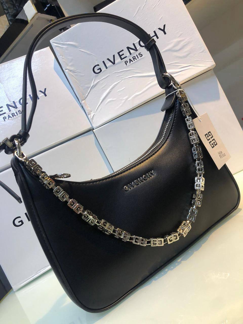 GIVENCHY 

95 dhs✅

with box
🎁🎁🎁

Zain90
♥️♥️♥️