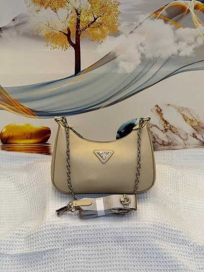 PRADA
Best quality 

with box
🎁🎁🎁

100 dhs✅
size 22Cm

Zain290
♥️♥️♥️