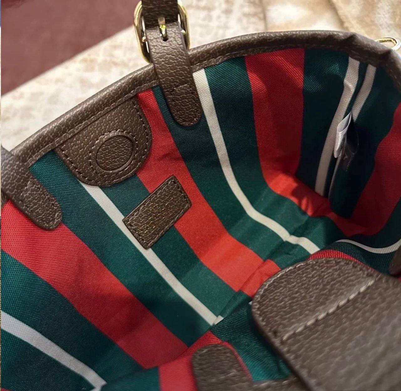 Gucci
100 dhs🇦🇪

SIZE：22cm

With the box
🎁🎁🎁

Zain35
♥️♥️♥️