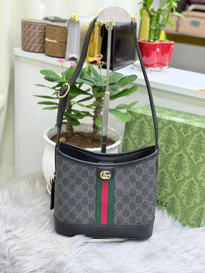 GUCCI
SIZE  ………24CM 🥰
95 dhs❣️
with BOX🌷

Zain51
♥️♥️♥️