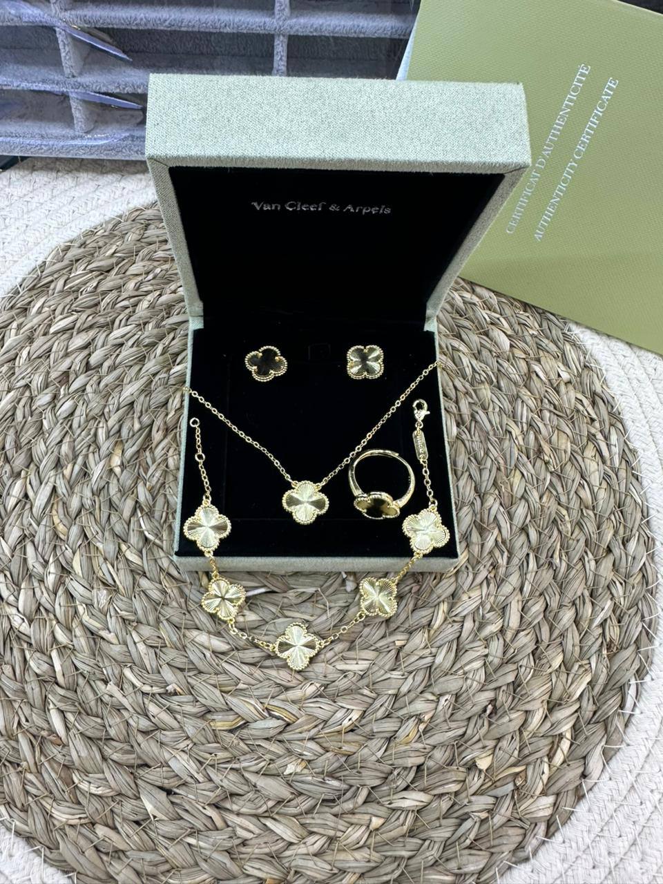 VCA SET ❤️‍🔥*
Necklace ✨
Earring 🍁
Bracelet 🦋
Ring free size 💍
Master quality 💯
With normal boxes 📦 
50 dhs❣️
With master box 🗃️ 
75 dhs❣️

Zain216
♥️♥️♥️