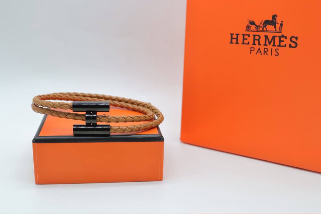 Bracelet
Hermes
60 dhs🇦🇪🇦🇪

Zain33
♥️♥️♥️