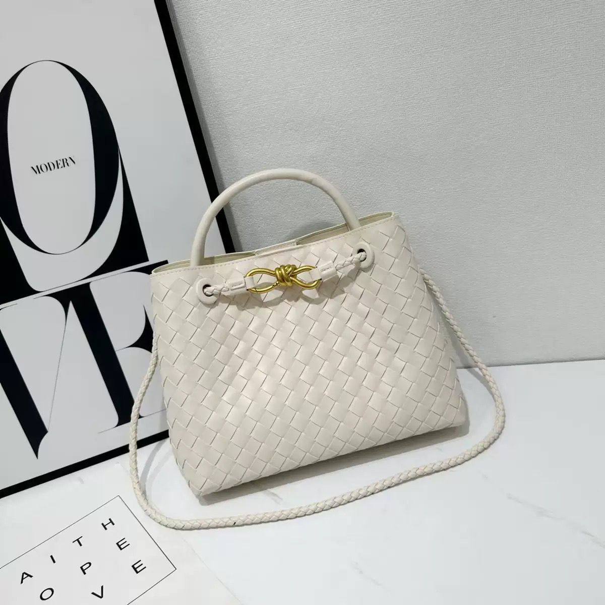 BOTTEGA 
GOOD QUALITY WITH BOX 
115 dhs✅
Size: 25cm

Zain295
♥️♥️♥️