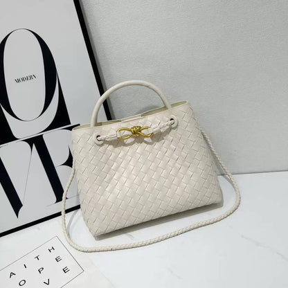 BOTTEGA 
GOOD QUALITY WITH BOX 
115 dhs✅
Size: 25cm

Zain295
♥️♥️♥️