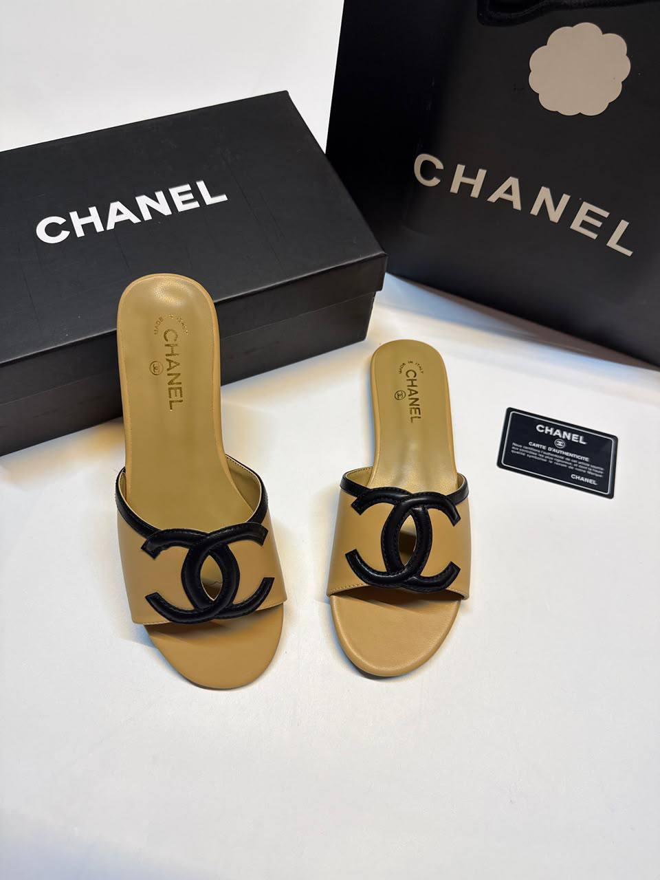 CHANEL SLIPPER
GOOD QUALITY
100 DHS✅
Size 36 TO 41

Zain40
♥️♥️♥️