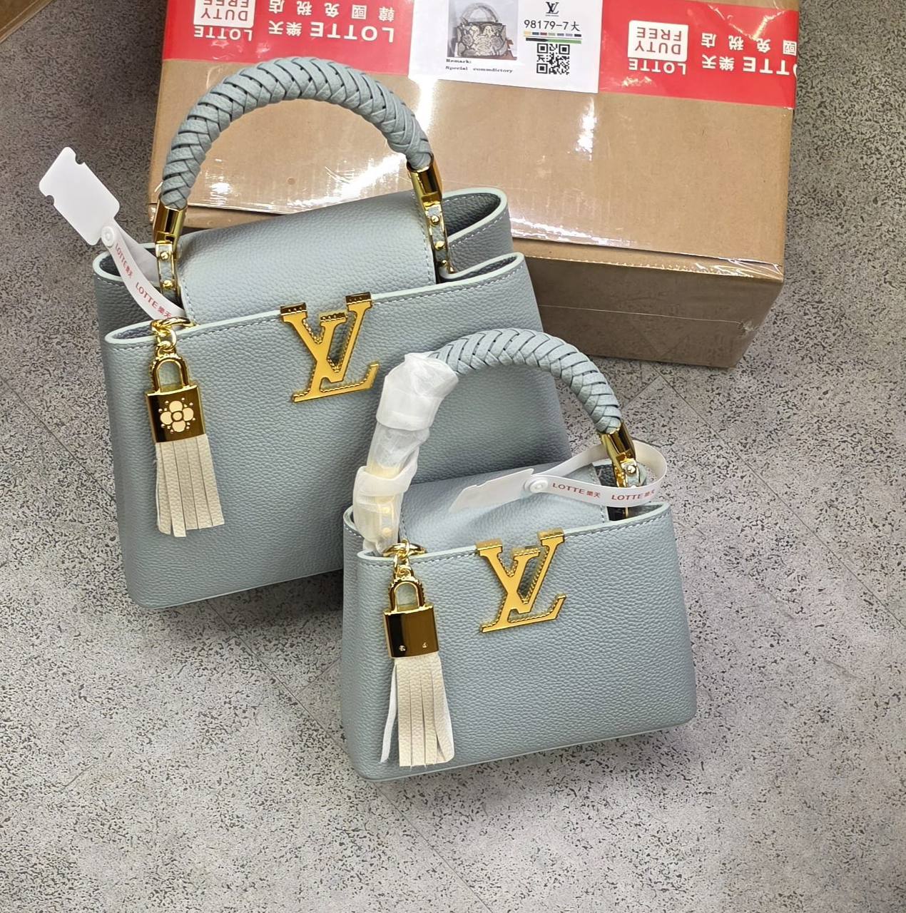 LV
high quality 
Size 21cm 260 dhs✅
Size 27cm 270 dhs✅

Zain175
♥️♥️♥️