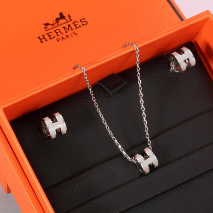 MASTER HERMES 
SET✨
NECKLACE EARRINGS.  💥💫
WITH NORMAL BOX AND PAPER BAG 90 dhs✅🛍️🎁

WITH GOOD BOX AND PAPER BAG 🎁
120 dhs✅ 💫

Zain89
♥️♥️♥️