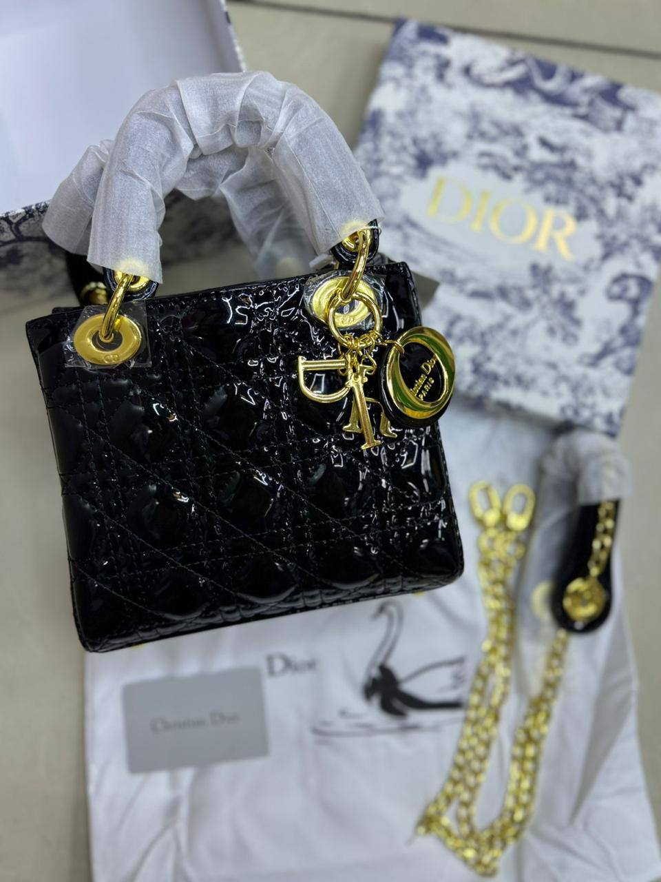🌟 Lady  Dior 
1️⃣ First Quality +🎁
Size: 20 * 8 * 17 cm
95 dhs✅
with Box🎁

Zain115
♥️♥️♥️