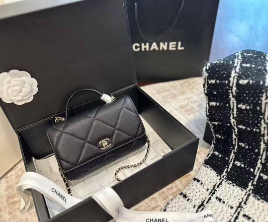 Chanel 💕💕 Master
19cm🫶🏼 260 dhs❣️ 
with Box 🗃️

Zain228
♥️♥️♥️