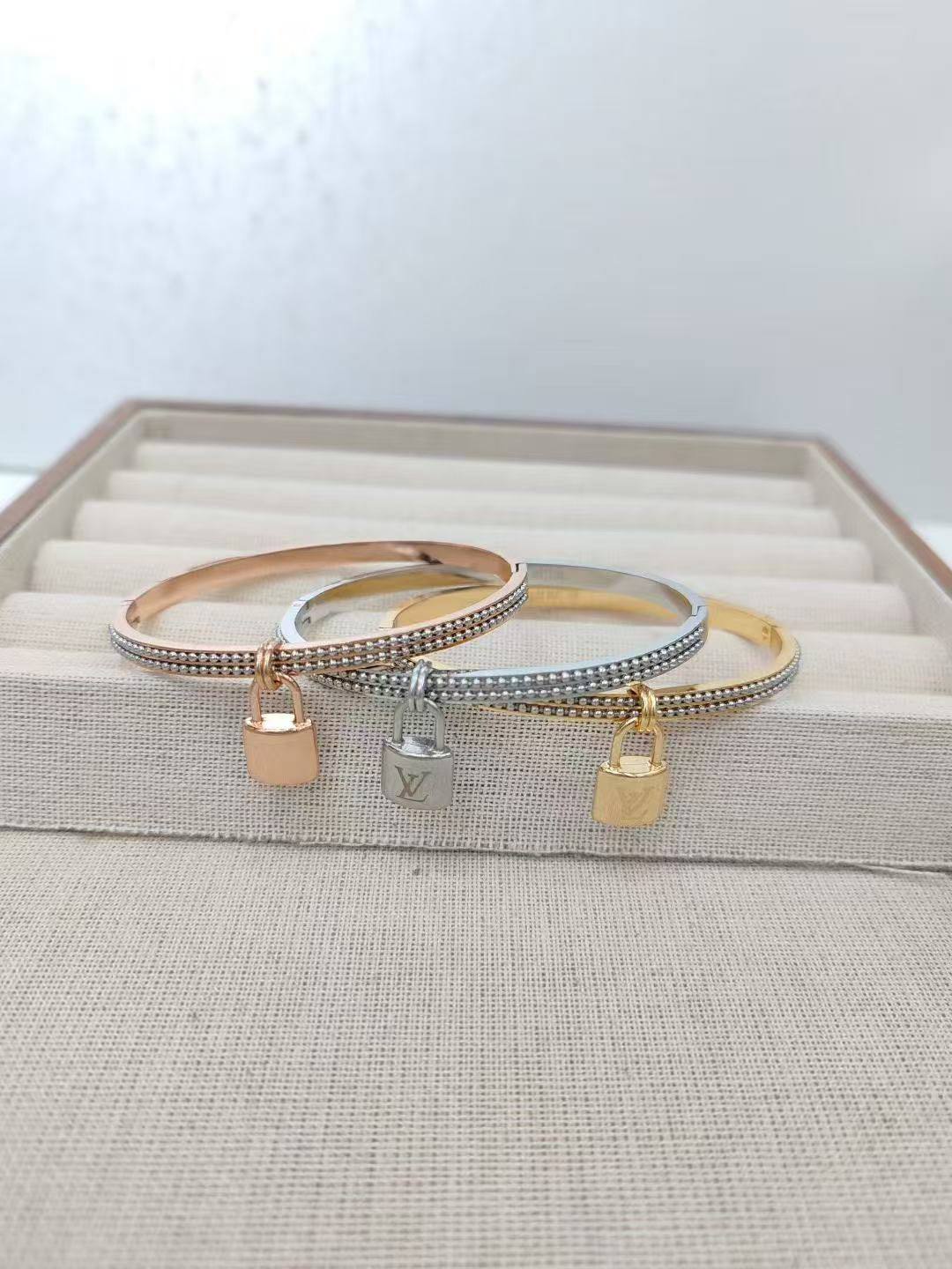*Stainless steel ❤️‍🔥*
Mix items 🌸
Non tarnish 💯
With black boxes 🗃️ 
20 dhs💓
With normal boxes 📦 
And paper bag🛍️
30 dhs💓

Zain216
♥️♥️♥️