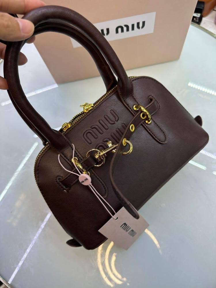 Miu Miu
90 dhs✅
With box
Size22cm

Zain219
♥️♥️♥️