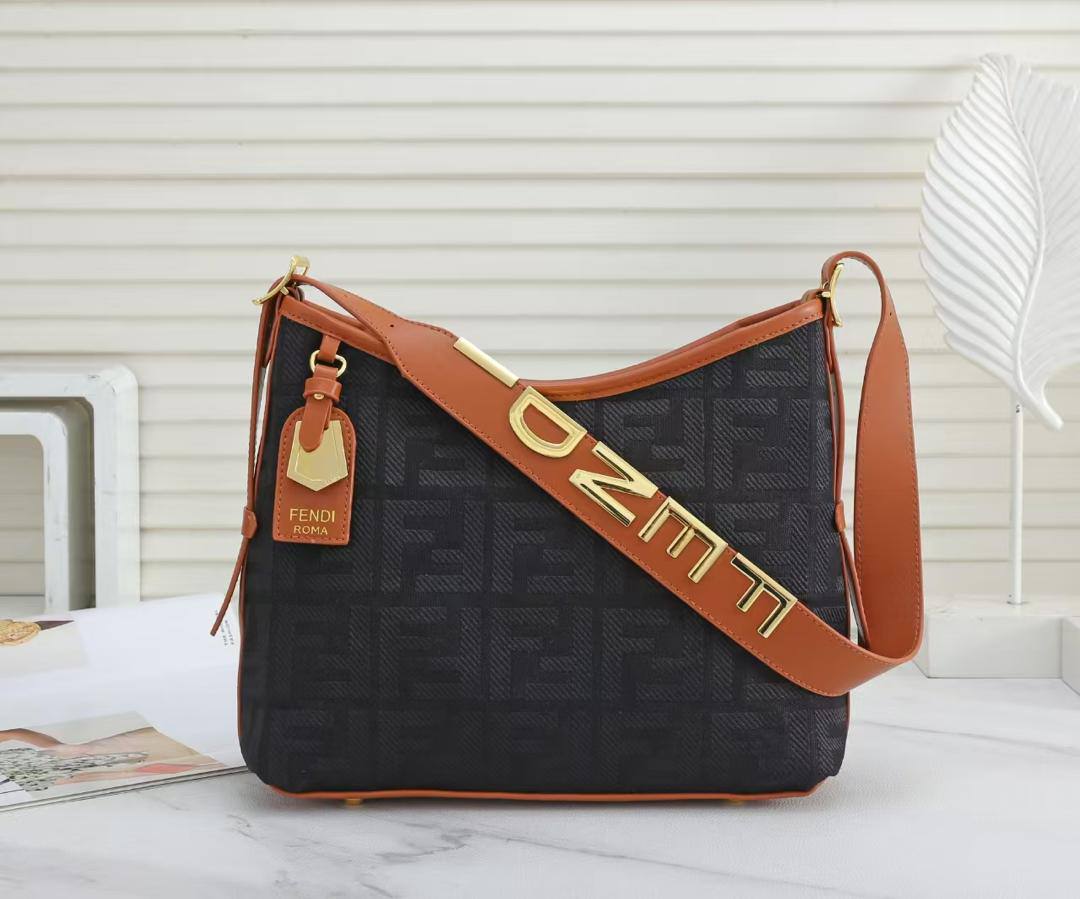 Fendi

100 dhs🇦🇪

with box

Zain26
♥️♥️♥️