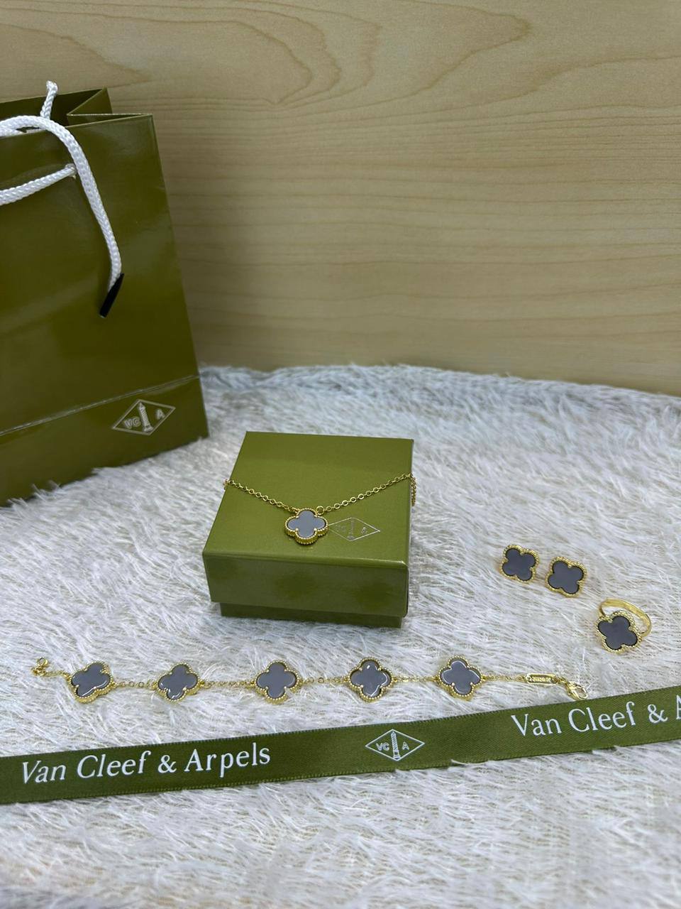 VCA SET ❤️‍🔥*
Necklace 🌸
Earring ✨
Bracelet 🍁
Ring 💍 free size ❣️
Stainless Steel 💯
Non tarnish 💯
With normal boxes 📦 
45 dhs🪙🌨️
With master box 🗃️ 
80 dhs🪙🌨️

Zain216
♥️♥️♥️